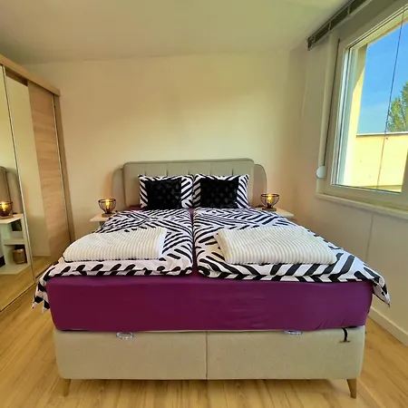 Urban Nest Apartment *